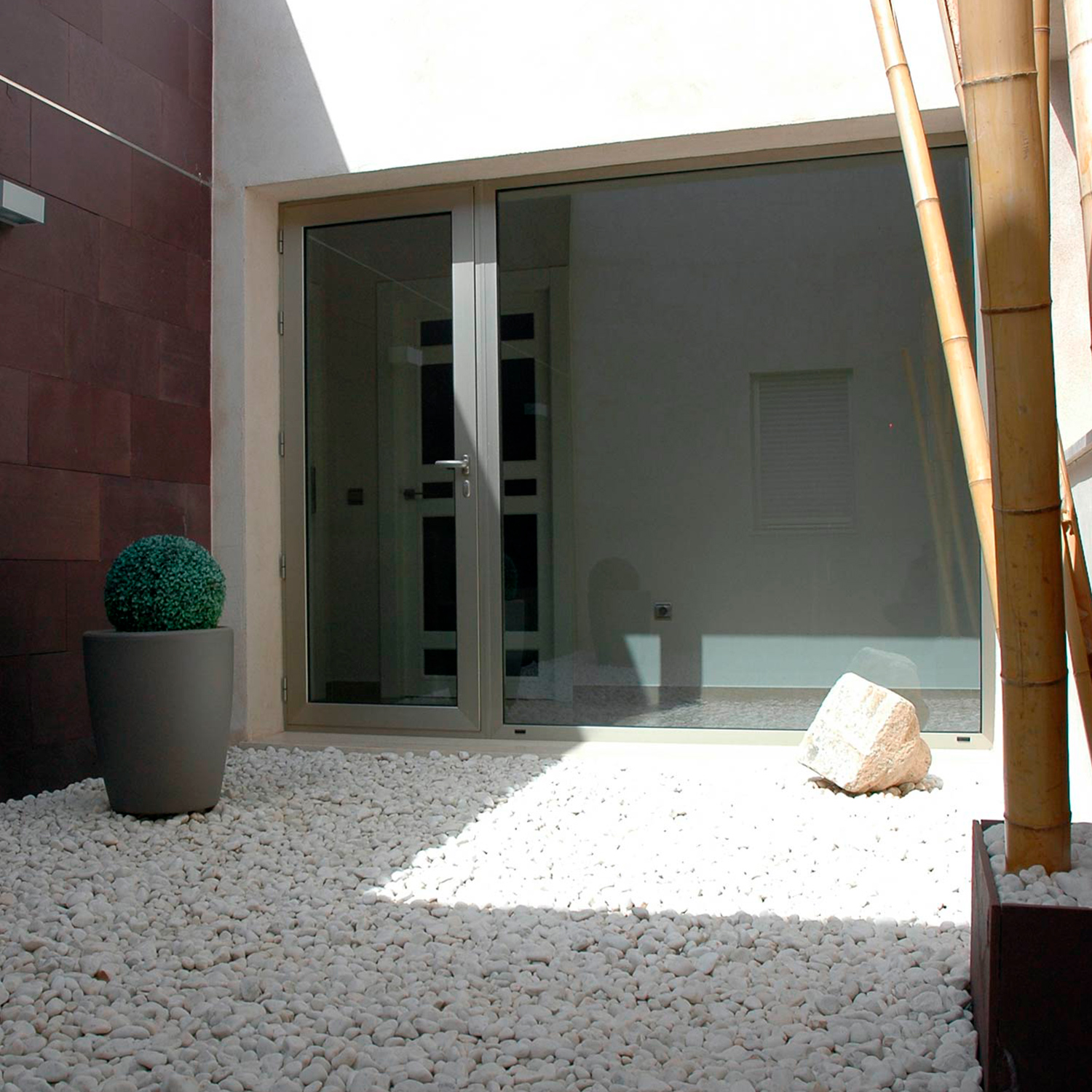 Imagen de patio y jardín interior de vivienda